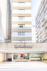 un edificio con una señal de Boston delante de él en Braston Augusta Hotel by Castelo Itaipava, en São Paulo