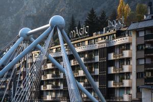 un hôtel en face d'une montagne dans l'établissement Hotel Màgic Andorra, à Andorre-la-Vieille