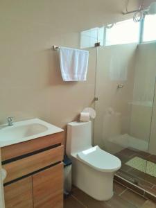 W łazience znajduje się toaleta, umywalka i prysznic. w obiekcie Casa Bahía Ale, Bahía Ballena Uvita w mieście Uvita