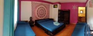 سرير أو أسرّة في غرفة في Cool Vibes Beach Hostel