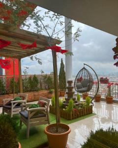 eine Terrasse mit 2 Stühlen und einer Schaukel in der Unterkunft ZamZam Suites Istanbul in Istanbul