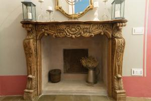 a fireplace with a mirror on top of it at Residenza Mordini in La Maddalena