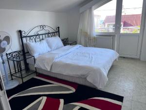 ein Schlafzimmer mit einem Bett und einem Teppich auf dem Boden in der Unterkunft BEYAZ KÖŞK in Arnavutköy