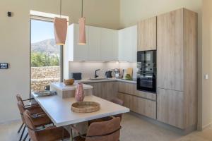Nhà bếp/bếp nhỏ tại Nuovo Paros-Property of 2 sustainable luxury beach villas