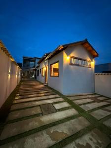 un edificio blanco con luces en el costado en chalé cantin casa temporada 900 m praça tiradentes en Tiradentes