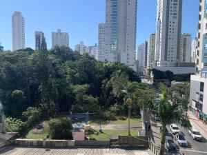 vistas a una ciudad con edificios altos en Quadra mar perto Roda Gigante, en Balneário Camboriú