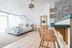 Ένα ή περισσότερα κρεβάτια σε δωμάτιο στο OCEAN VIEW DELUXE SUITE: PVT. BEACH & POOL