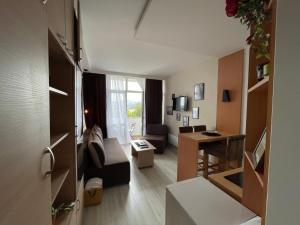 um pequeno quarto com uma cama e uma secretária em Apartman Pile 2 em Zlatibor