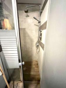 La salle de bains est pourvue d'une cabine de douche et d'un escalier. dans l'établissement דירה נאה ומרווחת עם חצר פרטית, à Netanya
