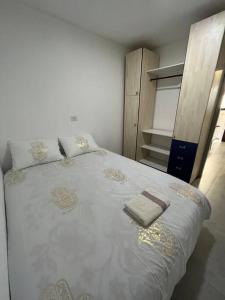 Un pat sau paturi într-o cameră la דירה נאה ומרווחת עם חצר פרטית