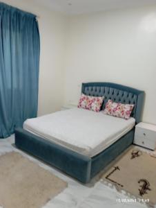 uma cama num quarto com uma cama azul em Marrakech targa em Marrakech