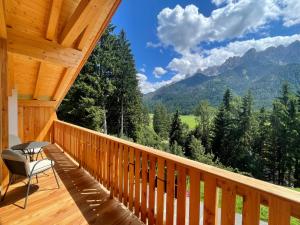 ドッビアーコにあるBaumannhofの山々の景色を望むバルコニー