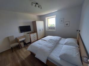 Giường trong phòng chung tại Gostilna in pizzeria Pri Brajdi