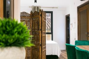 Una puerta en una habitación con una mesa y una cama en BOUTIQUE REYES CATÓLICOS, en Granada