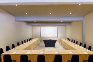 a conference room with a large table and chairs at Hotel Boutique Unico Avandaro in Valle de Bravo +123 photos