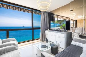 ベニドルムにあるLos Gemelos 21-B Apartment Levante Beachの海の景色を望むリビングルーム