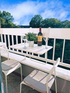 Kostolac的住宿－Apartment White Angel，一张桌子,上面放着一瓶葡萄酒和两杯酒