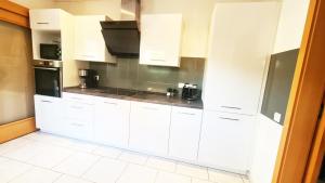 Η κουζίνα ή μικρή κουζίνα στο Ferienwohnung MarLeo +5 φωτογραφίες