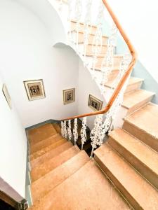 una escalera en una casa con paredes blancas y suelo de madera en LA TRAVIATA - Buñol, en Buñol