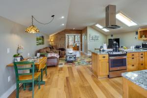 Imagen de la galería de Romantic, Cozy Loft with Yard, 5 Miles to Clemson, en Central