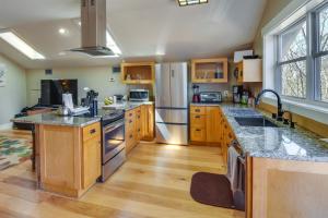 Imagen de la galería de Romantic, Cozy Loft with Yard, 5 Miles to Clemson, en Central