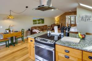 una cucina con piano cottura forno di livello superiore accanto a un soggiorno di Romantic, Cozy Loft with Yard, 5 Miles to Clemson a Central