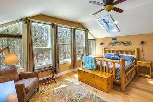 Зона вітальні в Romantic, Cozy Loft with Yard, 5 Miles to Clemson