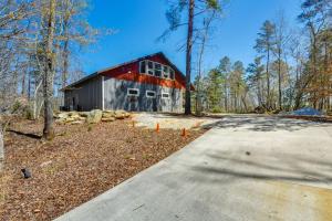 un granero con un camino delante de él en Romantic, Cozy Loft with Yard, 5 Miles to Clemson, en Central