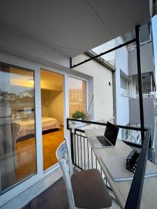 een kamer met een tafel en een laptop op een balkon bij Central Izmir Delight: Cozy Alsancak Apartment in Konak