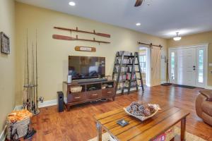 CadizにあるRustic Retreat in Cadiz On Lake Barkleyのソファとテーブルのあるリビングルーム