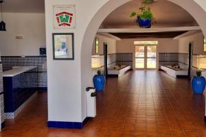 a bathroom with two sinks and a tile floor at FlordeTajinaste in Puerto de la Cruz
