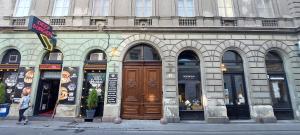 ブダペストにあるClassical Budapest apartment in the old Pestの大きな木製の扉のある建物