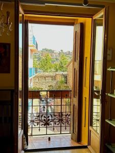 Une porte ouverte s'ouvre sur un balcon avec vue. dans l'établissement Lumières à Collioure, à Collioure