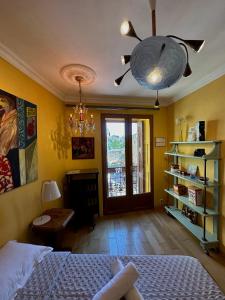 um quarto com uma cama e uma ventoinha de tecto em Lumières à Collioure em Collioure