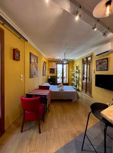 コリウールにあるLumières à Collioureのベッド、テーブル、椅子が備わる客室です。