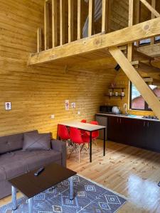 un soggiorno con divano e tavolo di Sunny Side Cottage a Kazbegi