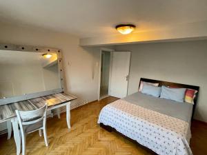 - une chambre avec un lit, un bureau et un miroir dans l'établissement Central Izmir Delight: Cozy Alsancak Apartment, à Konak