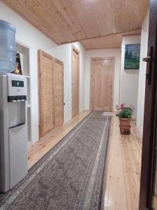 un soggiorno con pavimenti in legno e una cucina di Gallery a Tsʼageri