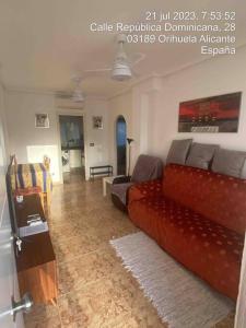 - un salon avec un canapé rouge dans l'établissement Saint James park 2 dormitorios, à Orihuela
