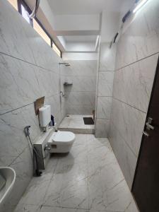 y baño con aseo y lavamanos. en EL Dorado 11 en Indore