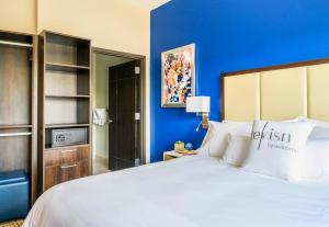 ein Schlafzimmer mit einem großen Bett mit blauer Wand in der Unterkunft Private Downtown Apartment With King Bed in Raleigh