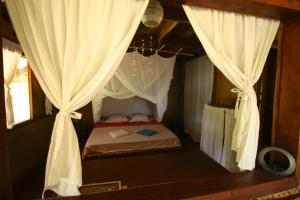 Ένα ή περισσότερα κρεβάτια σε δωμάτιο στο Palawan Ecolodge