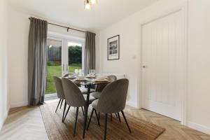 a dining room with a table and chairs and a window at City Oaks - Sheffield Station & Utilita Arena in Sheffield