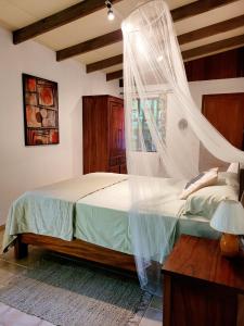 Postelja oz. postelje v sobi nastanitve Casa Osos Caribeños a solo 400 mts de la playa