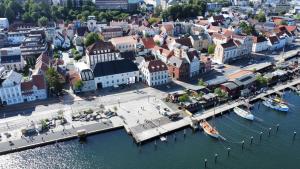 eine Luftansicht einer Stadt mit Hafen in der Unterkunft Ferienwohnung Schiffbrücke 40 in Flensburg