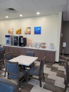 uma sala de espera com uma mesa e cadeiras em Comfort Inn Miramar Beach-Destin em Destin