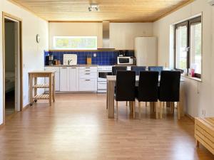 cocina con mesa y sillas negras en Holiday home KLINTEHAMN II, en Klintehamn