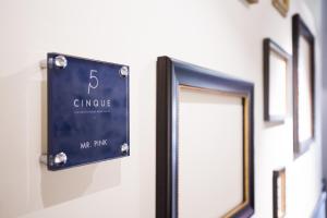 Certifikát, hodnocení, plakát nebo jiný dokument vystavený v ubytování Cinque Rooms