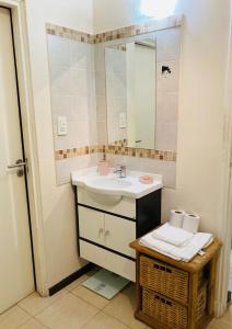 a bathroom with a sink and a mirror at Cerca de todo! Ubicación estratégica in Godoy Cruz