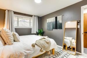 シアトルにあるScandi Boho Seattle Apartment, Walk to Waterfront!の大きなベッドと鏡のある寝室